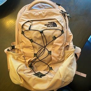 LIKE NEW// women’s north face back pack